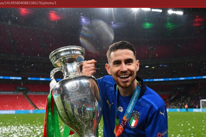 Momen Jorginho berpose dengan trofi EURO 2020 usai timnas Italia berhasil mengalahkan timnas Inggris di babak final.