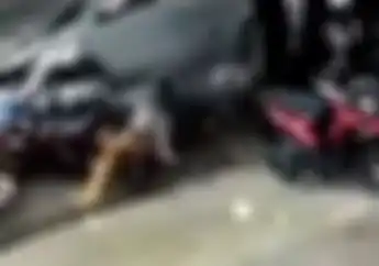 Gemetar Lihat Video Detik-detik Pemotor Sedang Pakai Jas Hujan Mendadak Dihantam Mobil, yang Satu Enggak Bangun 
