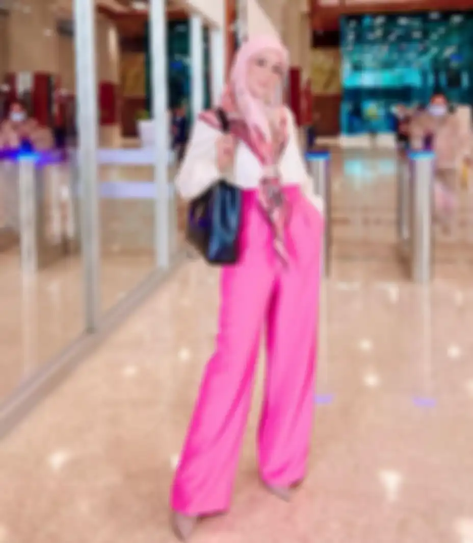 OOTD serba pink Mulan Jameela saat kerja jadi wakil rakyat!