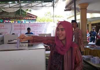 Seolah Tengah Mengerjakan Soal Ujian, Ayu Ting Ting Teriak Sambil Mengomeli Ayahnya Saat Mencoblos di Bilik Suara