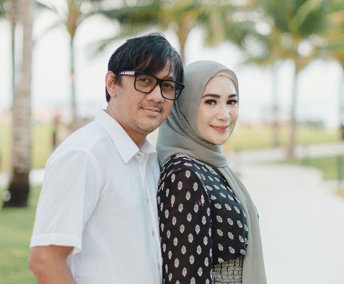 Andre Taulany dan Erin Taulany saat berpose mesra di pulau Bali.