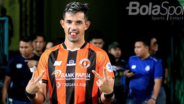  Penyerang Perseru Serui, Silvio Escobar, saat tampil melawan Arema FC pada pekan ke-12 Liga 1 2018 