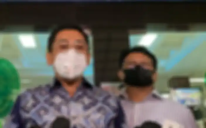 Sandy Arifin dan Wijayono Hadi Sukrisno selaku kuasa hukum Dewi Perssik ketika ditemui di Pengadilan Agama Jakarta Selatan, Jumat (24/6/2022).