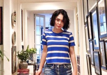 Rumahnya Terendam Banjir Hingga Setinggi Betis, Yuni Shara Masih Sempat Ngopi Santai dan Rayakan Ultah Teman di Teras Rumah