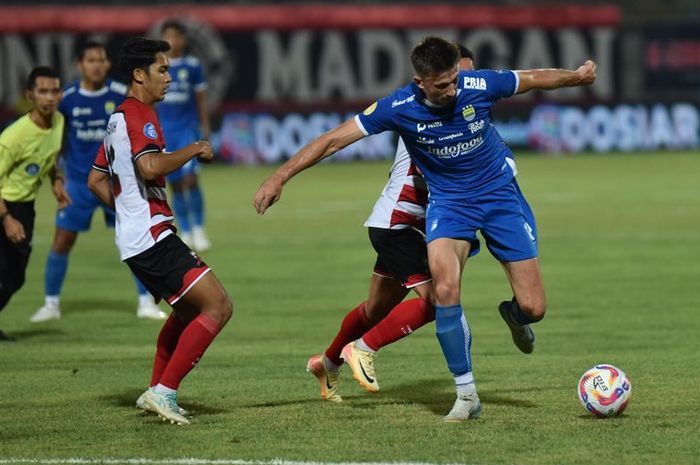 Pemain Persib Bandung, Mateo Kocijan, saat berhadapan dengan pemain Madura United, Sabtu (28/9/2024).