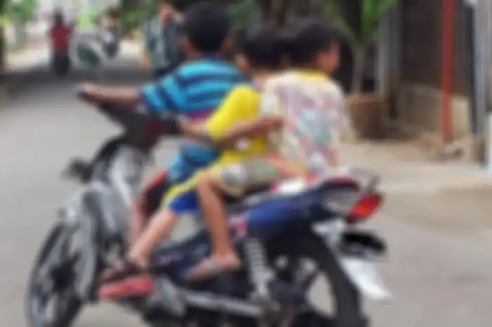 Ilustrasi anak di bawah umur mengendarai motor, sudah menjadi tanggung jawab orangtua untuk melarangnya.