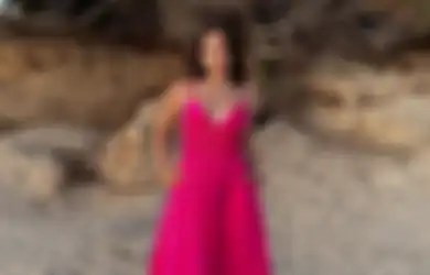 Pink Lady! Gini 5 Gaya Modis Alyssa Daguise Kenakan Outfit Pink!