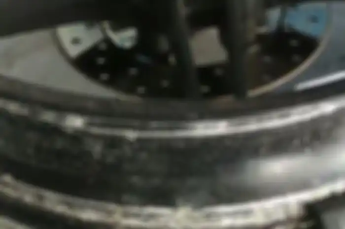 Cairan anti bocori di ban tubeless lama kelamaan akan mengeras dan menjadi serbuk