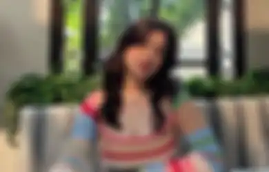 5 Gaya Rebecca Klopper Pakai Outfit Biru Memang Modis dan Menawan