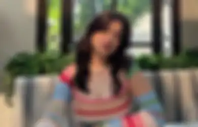 5 Gaya Rebecca Klopper Pakai Outfit Biru Memang Modis dan Menawan