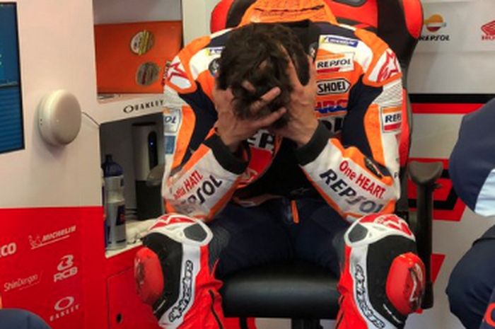 Pembalap Repsol Honda, Marc Marquez, kecewa karena gagal finis saat balapan seri kelima MotoGP Prancis 2021, Minggu (16/5/2021).