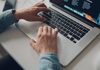 Kerja di Depan Laptop Sekarang Jadi Lebih Nyaman, Cukup Lakukan Hal Ini untuk Membersihkan Keyboard Laptop yang Kotor, Gak Nyangka Satu Benda Ini Bisa Bantu!