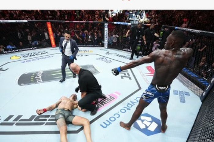 Israel Adesanya menang KO atas Alex Pereira untuk kembali menjadi juara kelas menengah di UFC 287, Minggu (9/4/2023) WIB di Miami.