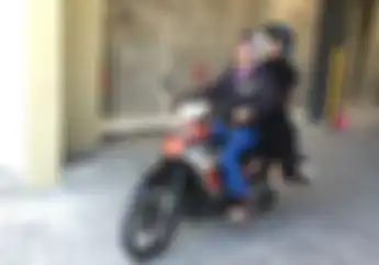 Banyak Yang Belum Paham, Ini Ancaman Duduk Menyamping Saat Naik Motor 