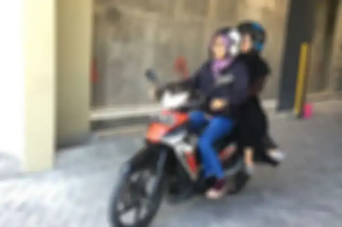 Ilustrasi wanita bonceng motor