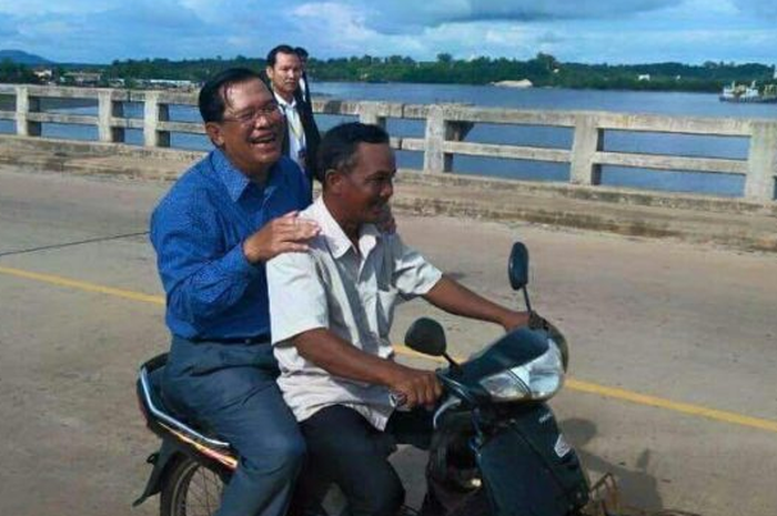Pemimpin negara ini ditilang polisi karena naik motor enggak pakai helm, responnya mengejutkan!