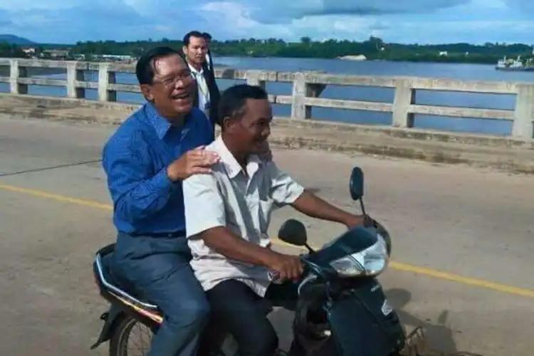 Pemimpin Negara Ini Ditilang Polisi Karena Naik Motor Gak Pakai Helm, Responnya Mengejutkan Banget