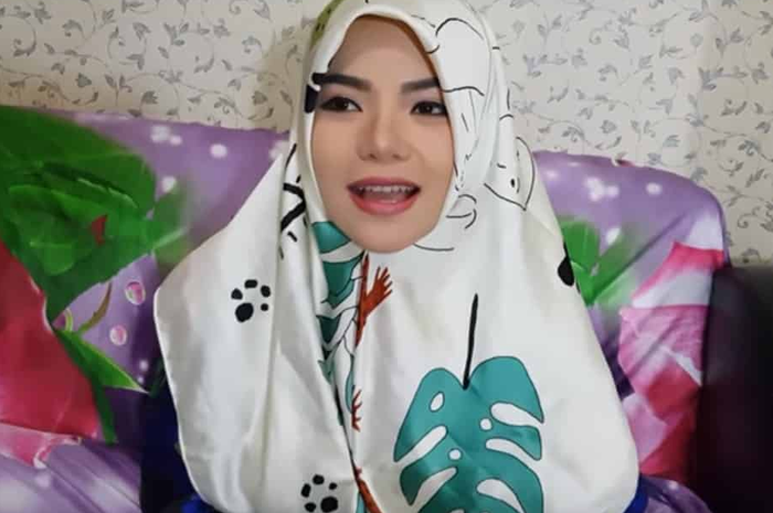 Dinar Candy berhijab