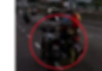 Lah Coba Tuh! 1 Pengendara Kendarai 2 Motor, Gimana Tuh Caranya? Simak Aja Videonya