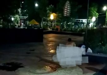 Tak Sehelai Kain Pun Menutupi Badannya, Video Seorang Wanita Mandi di Bawah Pancuran Alun-alun Probolinggo Bikin Heboh