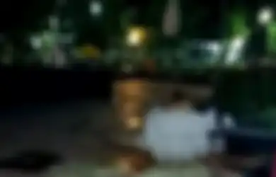 Mandi di Alun-alun Kraksaan Probolinggo, Wanita Ini Terlihat Santai Basahi Tubuhnya yang Telanjang, Satpol PP Langsung Meminta Maaf