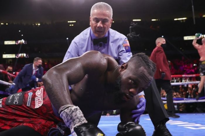 Deontay Wilder berhasil dibuat keok oleh Tyson Fury dalam laga trilogi, Minggu (10/10/2021) siang WIB.