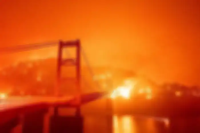 Suasana Jembatan Bidwell Bar yang dikelilingi oleh api di kawasan Danau Oroville, saat terjadi kebakaran besar di Oroville, California, AS, Rabu (9/9/2020)