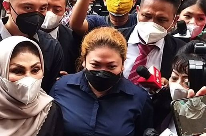 Olivia Nathania saat di Polda Metro Jaya bersama kuasa hukumnya
