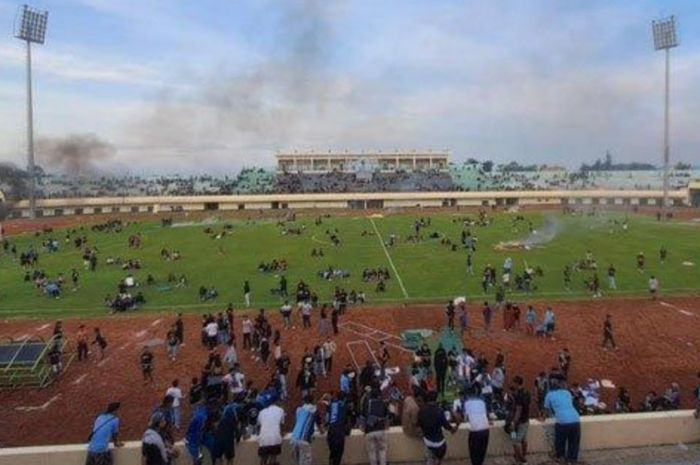 Suporter Persela Lamongan melakukan pengrusakan stadion Tuban Sport Center, Jawa Timur, pada Selasa (18/2/2025).