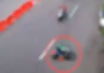 Video Bikers Terpelanting Ini Buktikan Betapa Berbahayanya Jas Hujan Model Ponco!