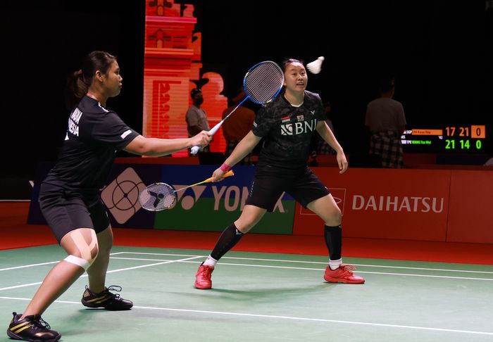 Pasangan ganda putri Indonesia, Melani Mamahit/Tryola Nadia, saat bertanding pada Indonesia Masters 2021 di Hotel Westin Resort Nusa Dua Bali, Indonesia, Selasa (16/11/2021). 