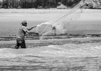 6 Arti Mimpi Menangkap Ikan, Benarkah Pertanda Ada Rezeki Nomplok?