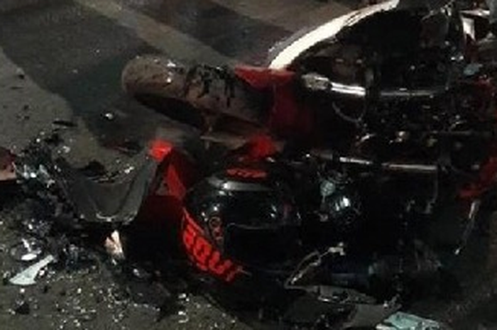 Yamaha R25 remuk akibat tabrak mobil