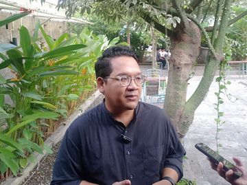 Media officer Persis Solo, Bryan Barcelona saat menemui wartawan di Solo pada Rabu (21/5/2025).