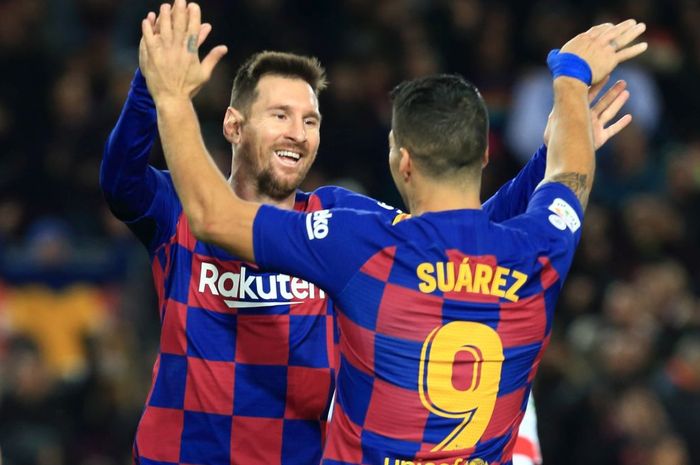 Penyerang Barcelona, Lionel Messi dan Luis Suarez, melakukan selebrasi.