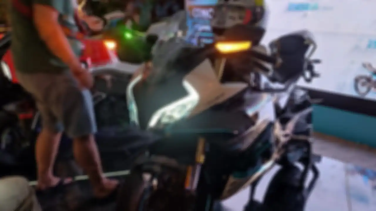 Fascia depan tampak sporty dengan dual cluster LED headlamp dan lampu sein di spion.