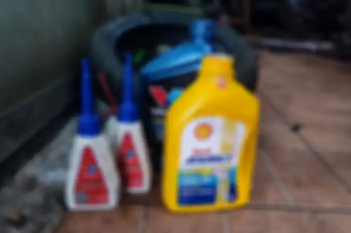 Ilustrasi. Bengkel motor di Bekasi ungkap perlakuan botol oli bekas, tak berniat menjual ulang.