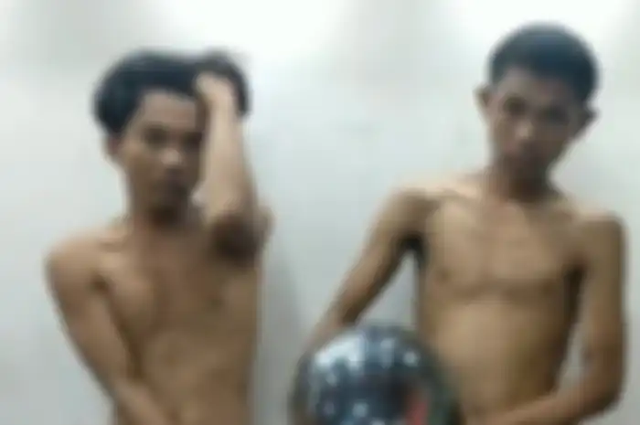 Dua remaja ditangkap polisi dari Polsek Palmerah karena mencuri helm.