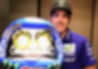 Maverick Vinales Dapat Kejutan Ini Dari Yamaha Jepang Saat Mengunjungi Pabriknya
