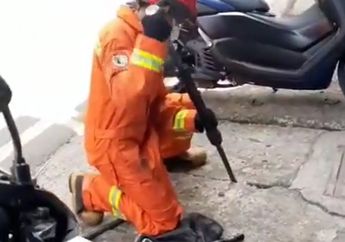 Totalitas Banget!  Petugas Damkar Ini Bantu Pelajar untuk Evakuasi Uang Rp 100 Ribu yang Jatuh di Gorong-Gorong