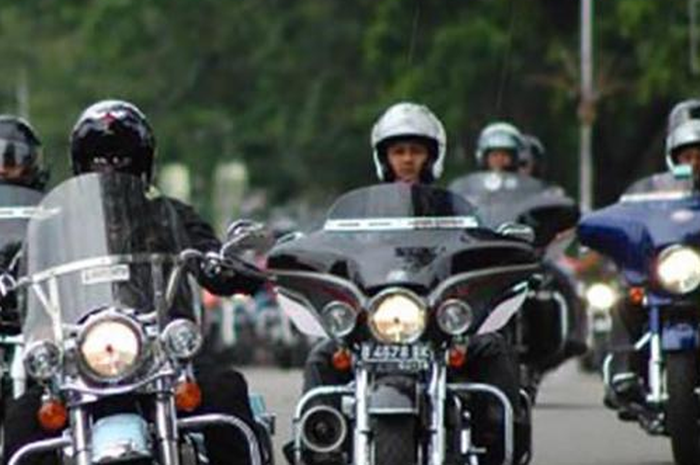 Ilustrasi pengendara motor besar.