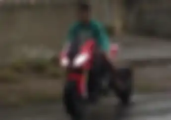 Cuma Panasin Motor Aja Sampai Ditonton Warga, Motor Sama Skillnya Emang Keren Sih