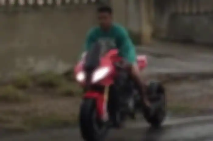 Aksi drifting di atas motor jadi tontonan warga