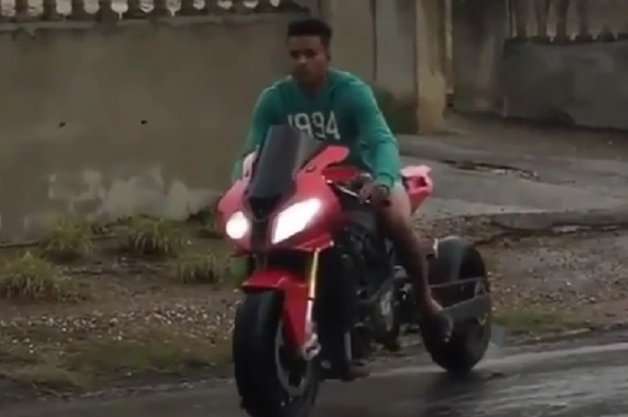 Aksi drifting di atas motor jadi tontonan warga