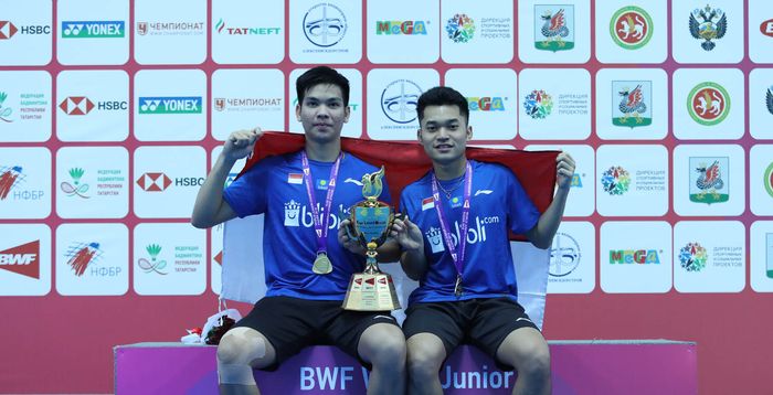 Daniel Marthin/Leo Rolly Carnando berpose di atas podium juara pada Kejuaraan Dunia Junior 2019, di Kazan Gymnastics Center, Rusia, Minggu (13/10/2019).