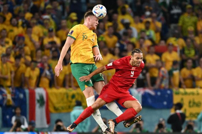 Bek timnas Australia, Harry Souttar, berduel dengan striker timnas Denmark, Martin Braithwaite, dalam laga Grup D Piala Dunia 2022 di Stadion Al Janoub, Rabu (30/11/2022).