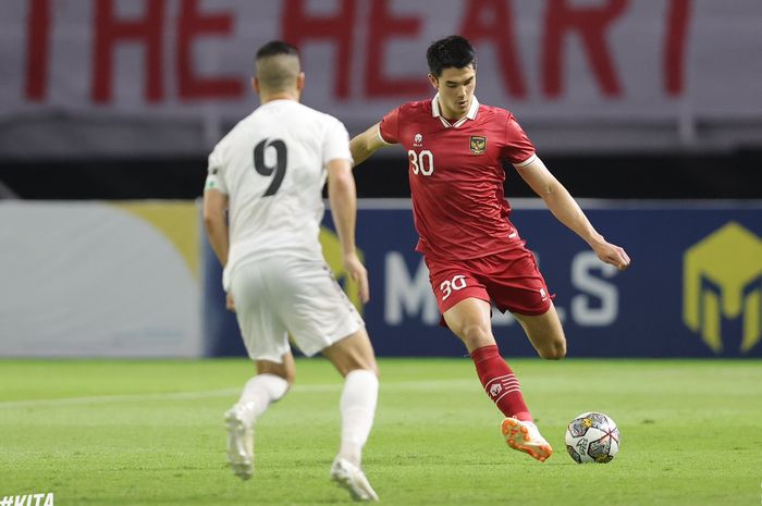 Aksi pemain Timnas Indonesia, Elkan Baggott, dalam pertandingan uji coba melawan Timnas Palestina, Rabu (14/6/2023).