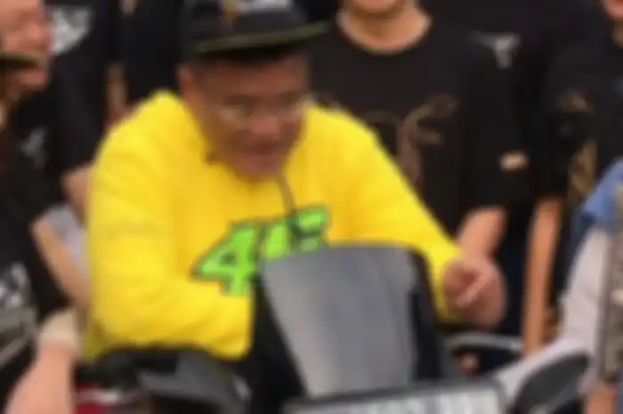 Hotman Paris saat menjajal Yamaha Lexi.