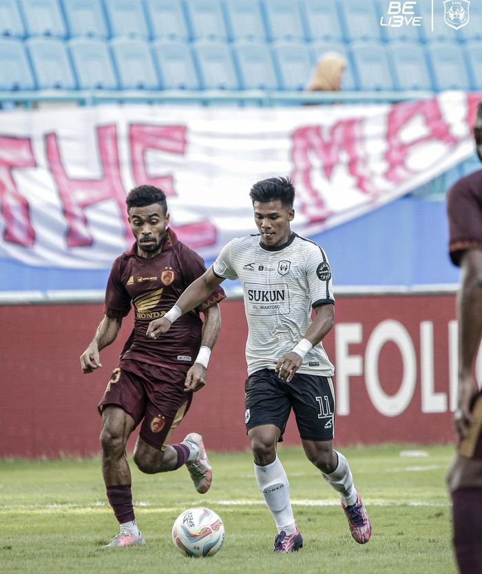 Aksi Yance Syuri melawan Abdul Rohman dalam laga PSM Makassar Vs RANS Nusantara FC di Stadion Batakan, Balikpapan, Selasa (30/4/2024).