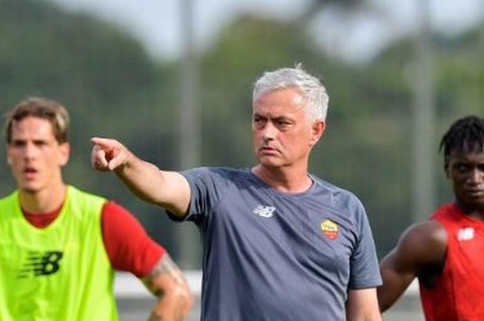 Jose Mourinho saat memimpin sesi latihan pertamanya di AS Roma, Kamis (8/7/2021) waktu setempat.